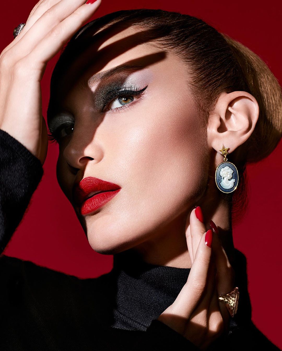 Фото: Белла Хадид снялась в рекламной кампании Dior Beauty, посвященной Хеллоуину