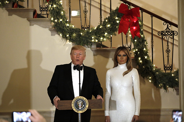 Фото: Мелания Трамп надела платье жемчужного цвета на бал в Белом Доме