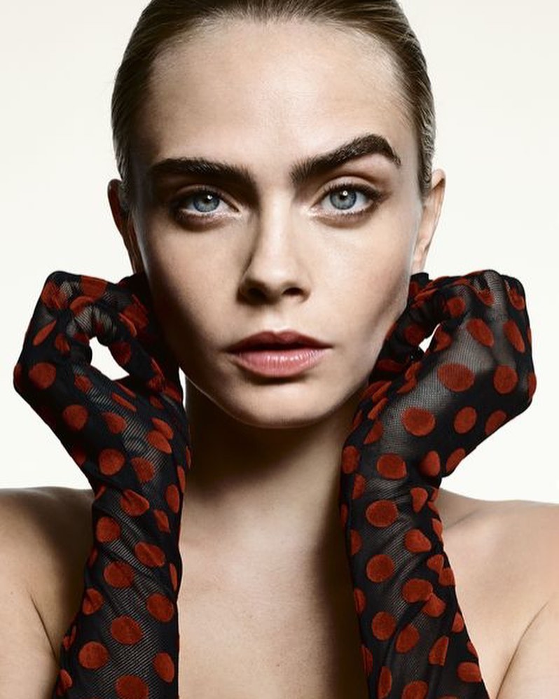 Фото: Кара Делевинь украсила сентябрьскую обложку Elle